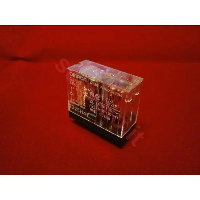 immagine mini relè in miniatura omron dc 2 scambi 24 volt var 045437