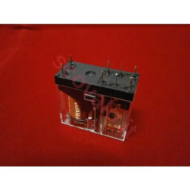 immagine mini relè in miniatura omron dc 2 scambi 24 volt var 045437